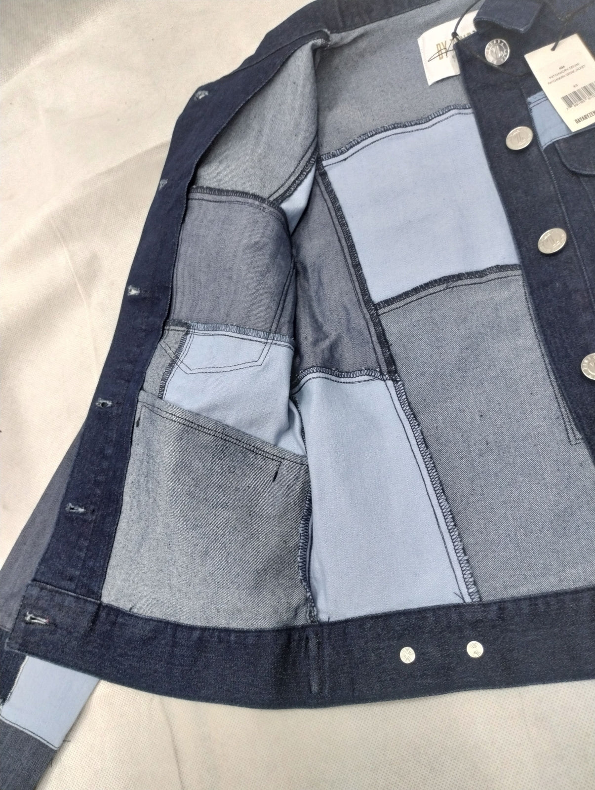 jackets en jeans azul claro y azul oscuro.