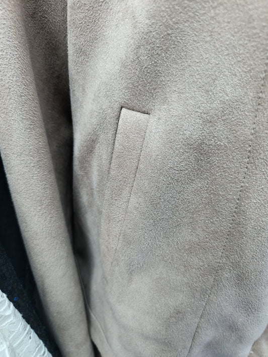 Formal wear blazer in combination with yes but on the sides 2