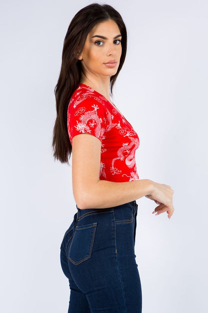 SHORT-SLEEVED CROP TOP WITH V-NECK WITH DRAGON PRINT.