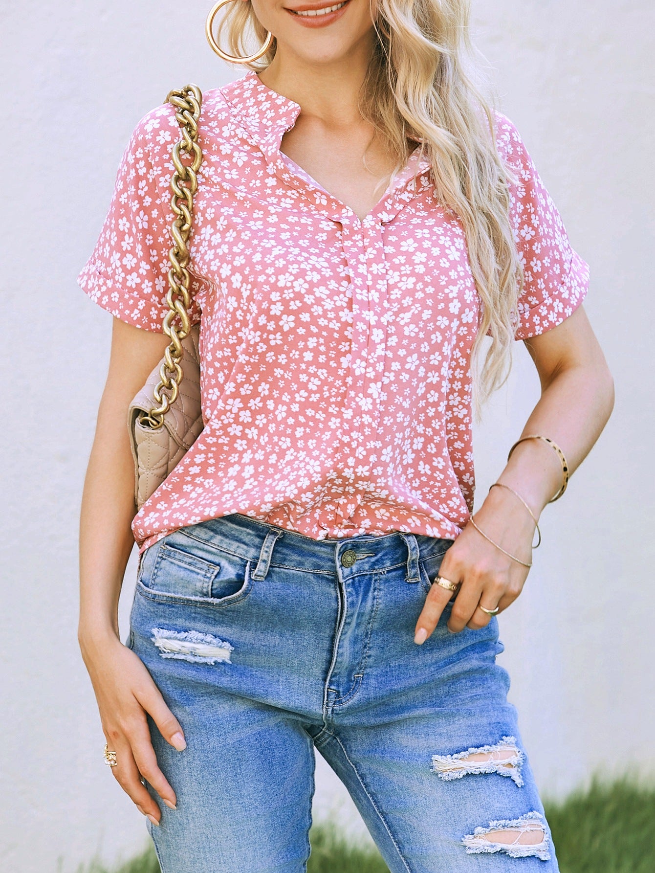 Camisa casual Camisa floral pequeña de manga corta con cuello en V plisada