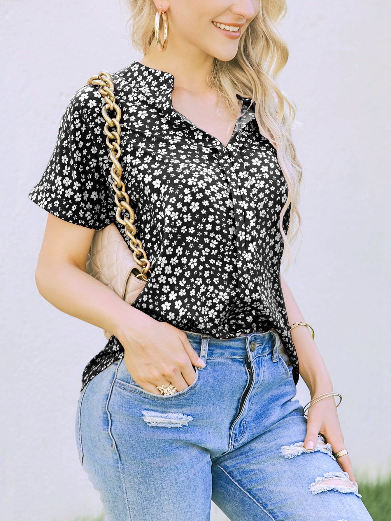 Camisa casual Camisa floral pequeña de manga corta con cuello en V plisada