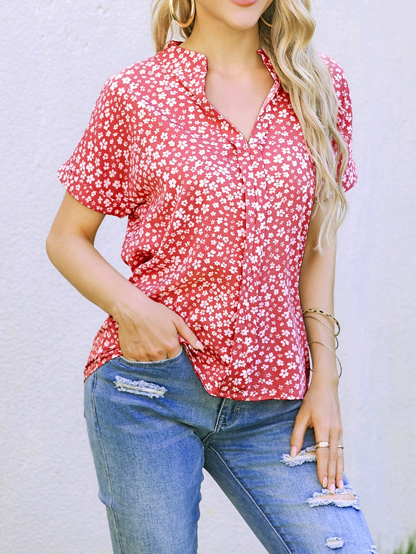 Camisa casual Camisa floral pequeña de manga corta con cuello en V plisada