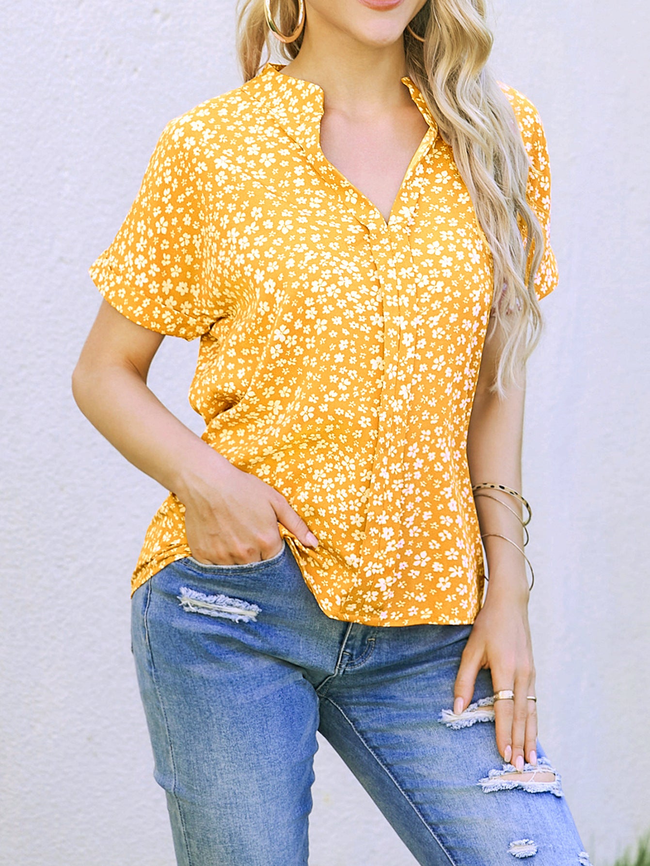 Camisa casual Camisa floral pequeña de manga corta con cuello en V plisada