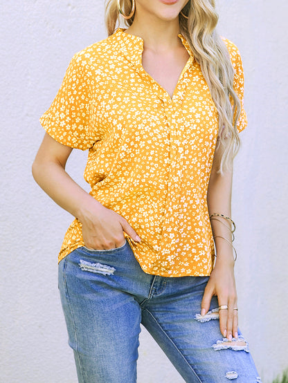 Camisa casual Camisa floral pequeña de manga corta con cuello en V plisada