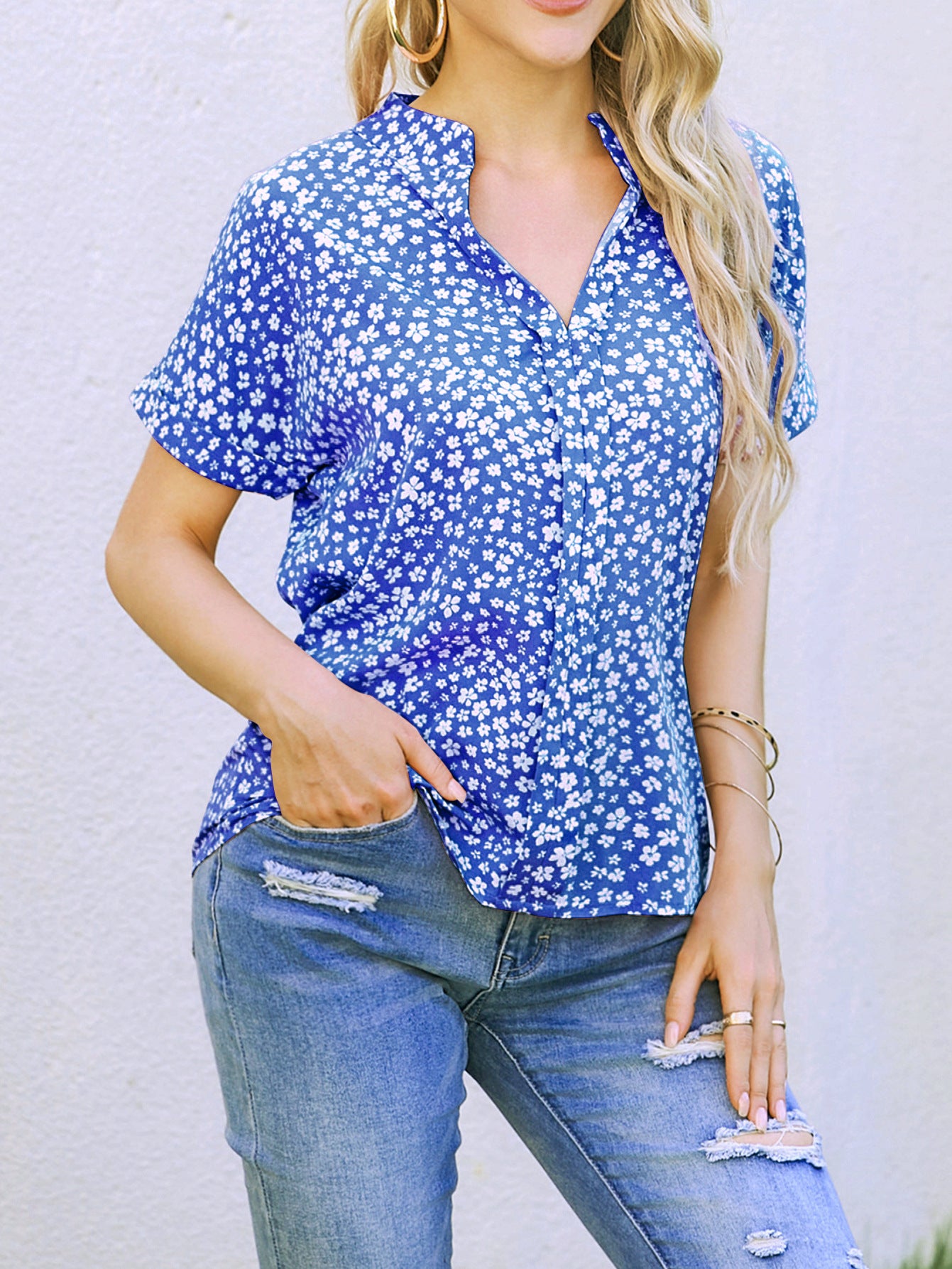 Camisa casual Camisa floral pequeña de manga corta con cuello en V plisada