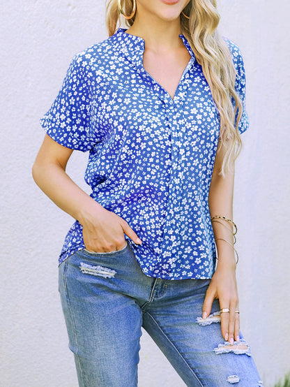 Camisa casual Camisa floral pequeña de manga corta con cuello en V plisada