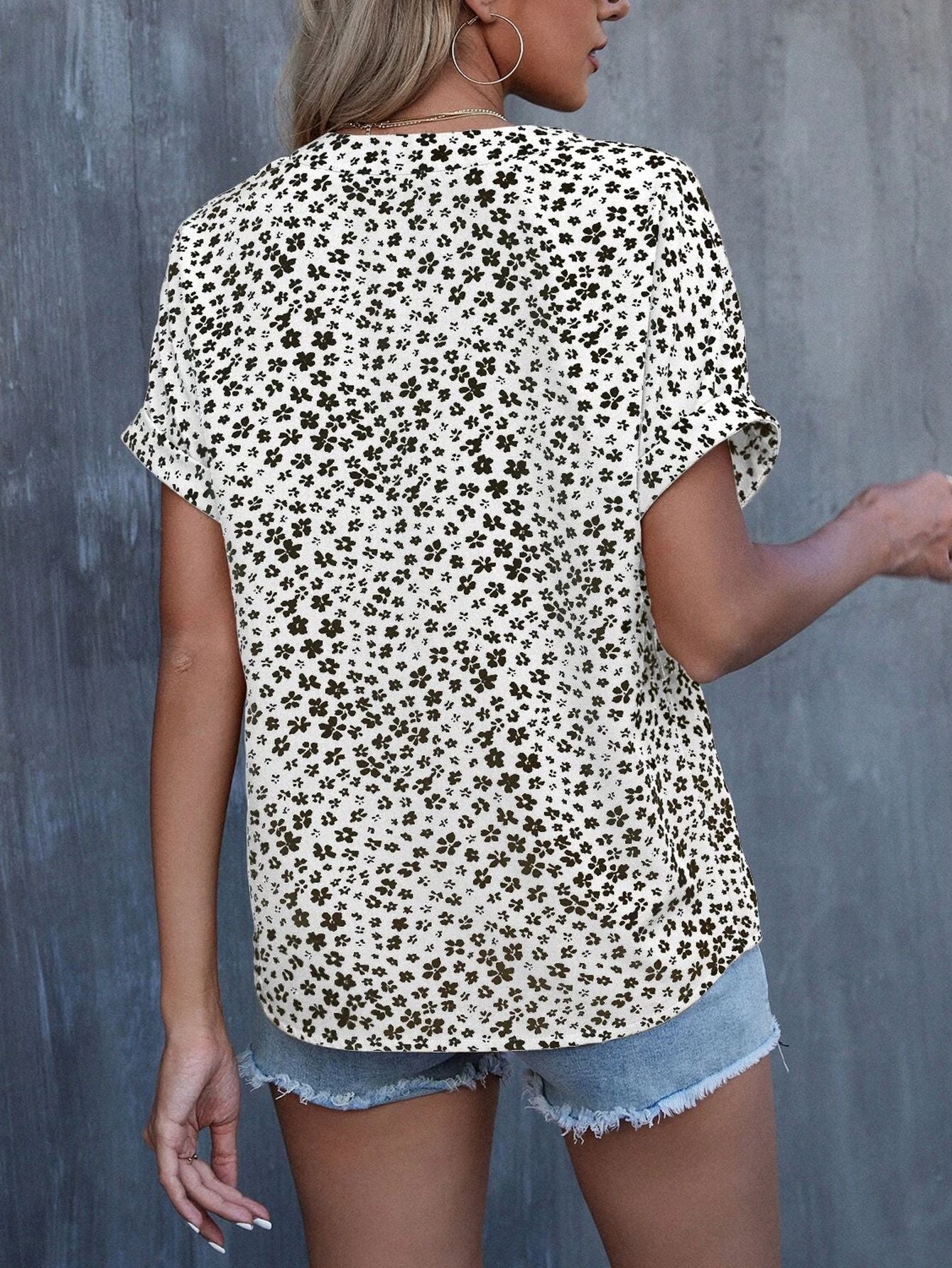 Camisa casual Camisa floral pequeña de manga corta con cuello en V plisada