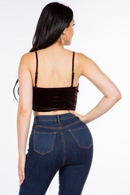 SLEEVELESS VELVET CROP TOP WITH TWISTED KNOT DETAIL.