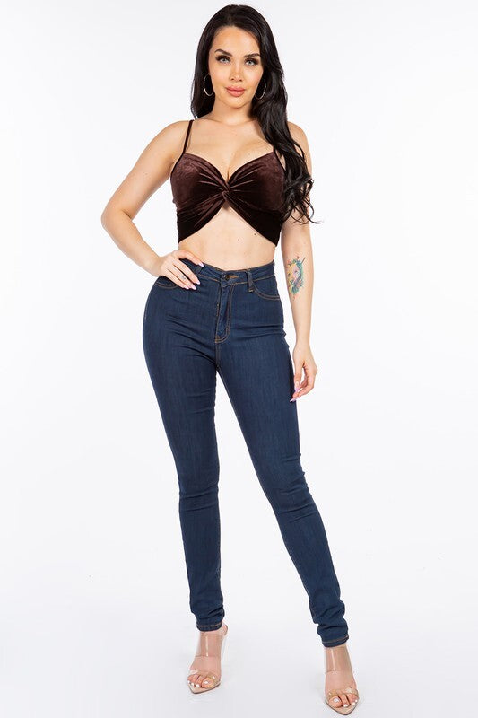 SLEEVELESS VELVET CROP TOP WITH TWISTED KNOT DETAIL.