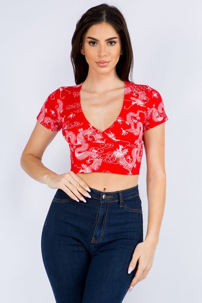 SHORT-SLEEVED CROP TOP WITH V-NECK WITH DRAGON PRINT.