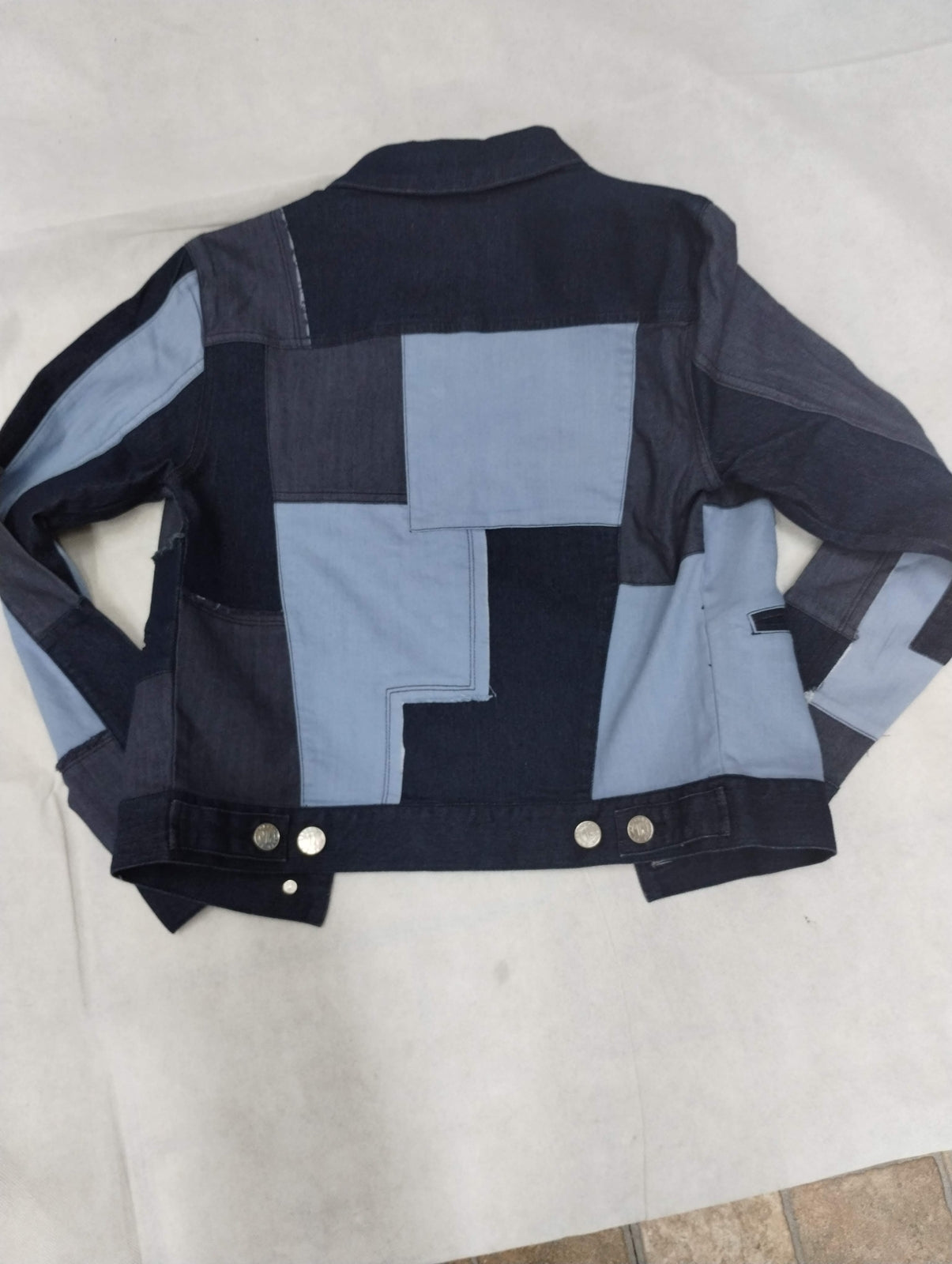 jackets en jeans azul claro y azul oscuro.