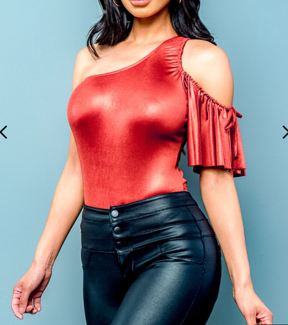 Burgundy one-shoulder blouse from pulling brown