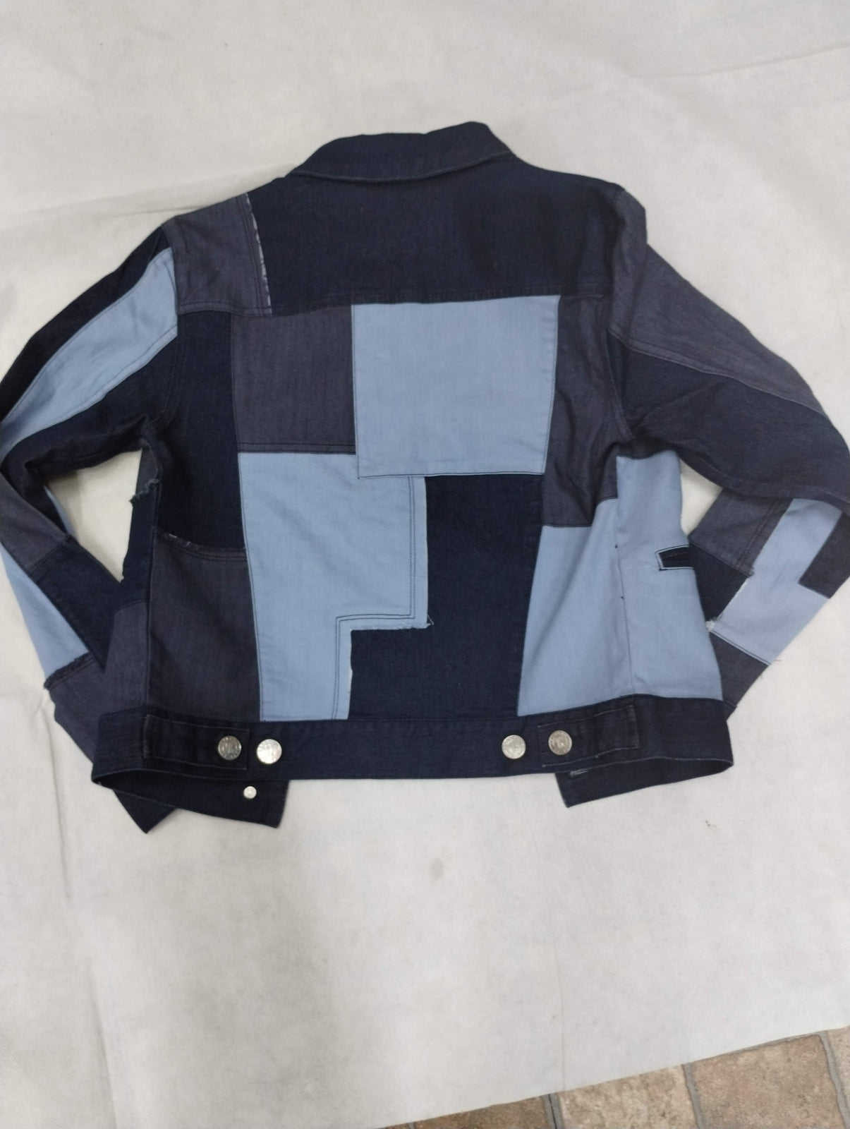 jackets en jeans azul claro y azul oscuro.