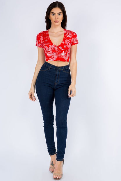SHORT-SLEEVED CROP TOP WITH V-NECK WITH DRAGON PRINT.