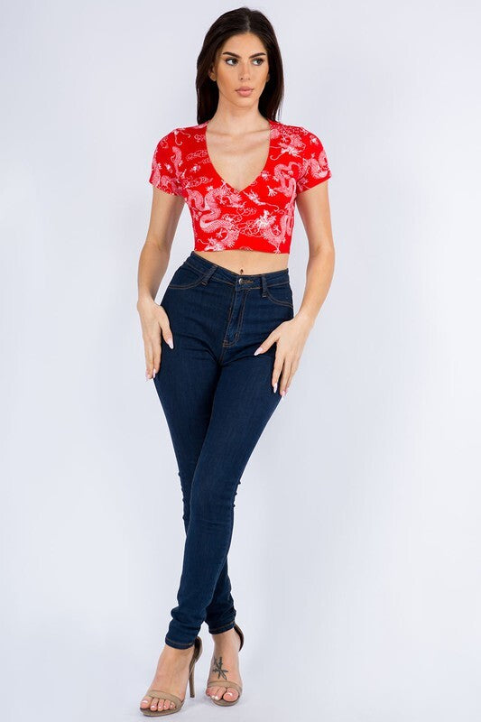 SHORT-SLEEVED CROP TOP WITH V-NECK WITH DRAGON PRINT.