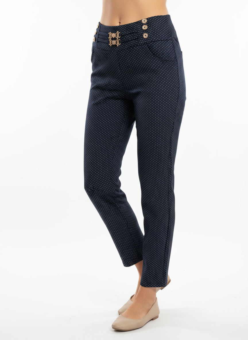 Pantalones azul marino con puntos en modelo