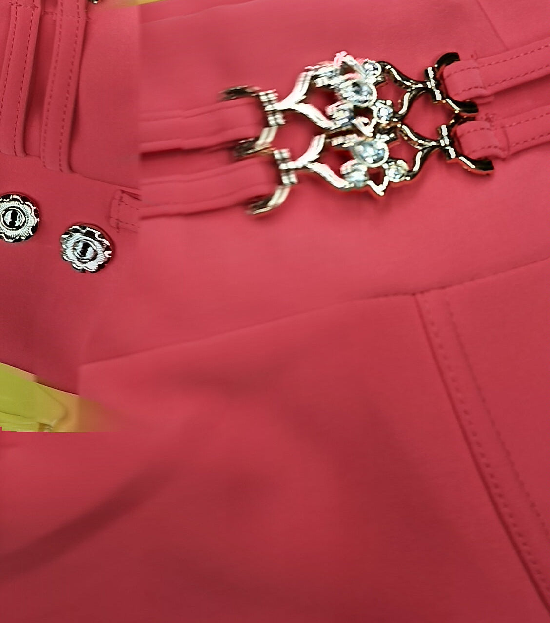 Plain Capri pants with facial design