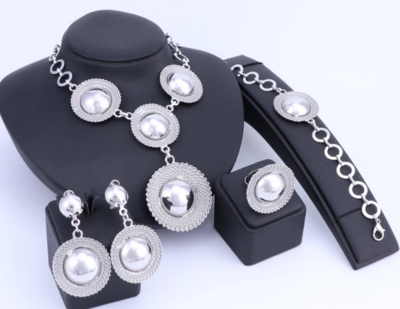 Este juego viene con algunas partes, incluido el anillo, es hermoso, brillante y de textura suave.